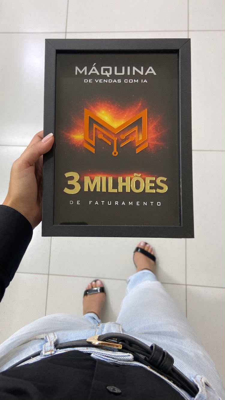 Aluno recebendo a plaquinha de 3 milhões