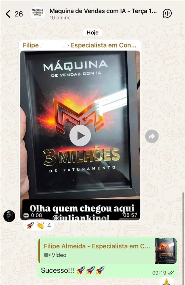 Filipe recebendo a plaquinha de 3 milhões